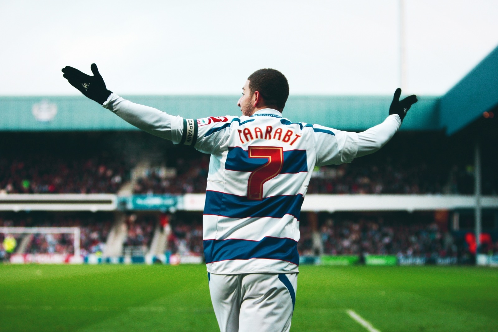Adel Taarabt oslavuje v drese Queens Park Rangers